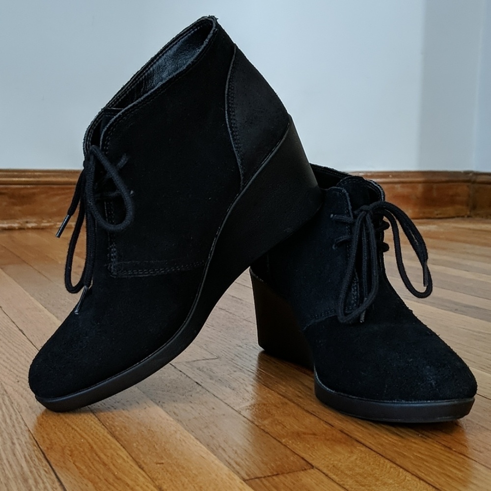 Crocs Leigh Suede Wedge Shootie
